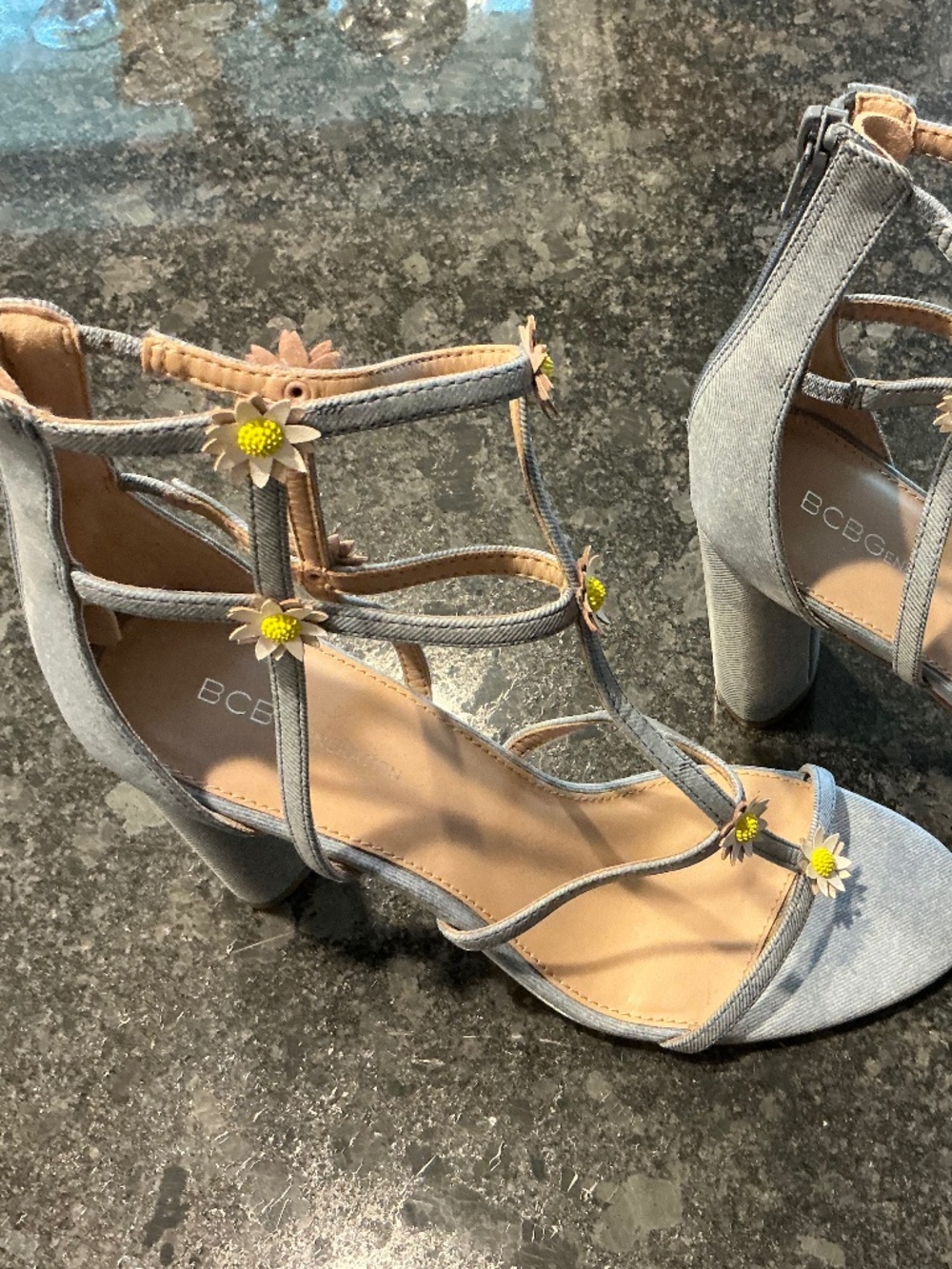 MAKE ME AN OFFER! 😊 BCBG Generation Sandals Size 10